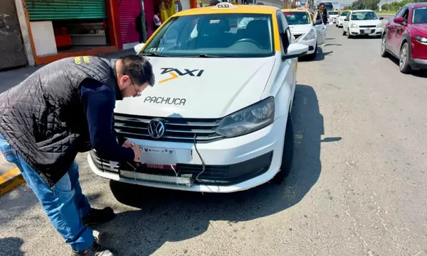 El gobernador Julio Menchaca Salazar advirtió que la Ley de Movilidad de Hidalgo podría cambiar para dar entrada a plataformas digitales si persisten las quejas contra taxistas. Foto Semot