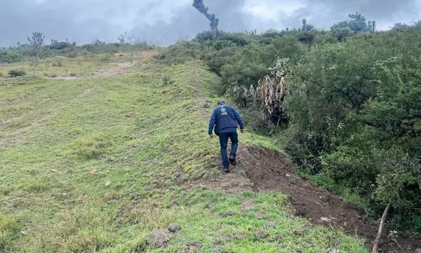 Personal de la CBPEH y la PGJEH recuperaron cinco cuerpos en una fosa clandestina ubicada en la localidad de Texas, municipio de Atotonilco de Tula.