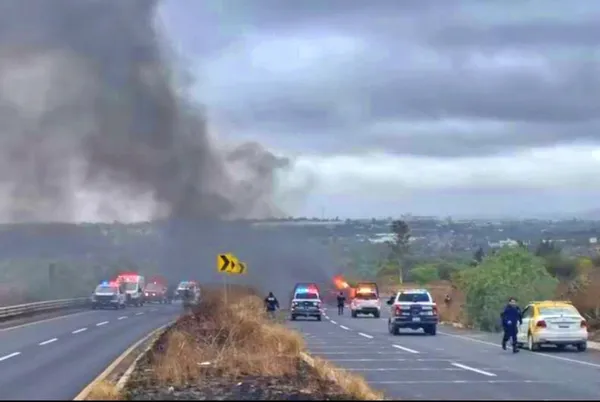 Camioneta incendiada en carretera de Ajacuba Hidalgo.