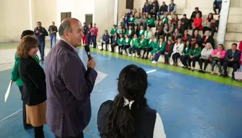 El titular de la SEPH, Natividad Castrejón, junto a docentes y directivos de educación básica en Hidalgo durante la Octava Sesión Ordinaria del Consejo Técnico Escolar, enfocada en la evaluación del ciclo 2025-2026. Foto: SEPH