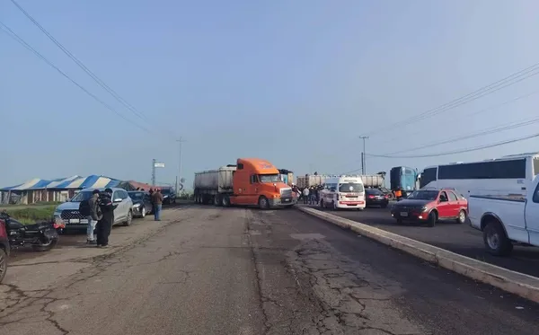 Manifestantes cierran la carretera a Villa de Tezontepec, generando afectaciones viales desde la mañana del 15 de julio.