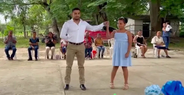 El profesor Nelson Bautista Salazar, originario de Huejutla de Reyes, Hidalgo, organizó una graduación para su única alumna