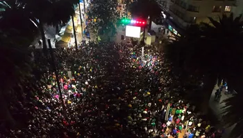 Miles de aficionados se congregaron en el Ángel de la Independencia para celebrar el triunfo de la Selección Mexicana; la alta concentración de personas derivó en un saldo fatal de tres fallecidos. Foto: Gobierno de la CDMX