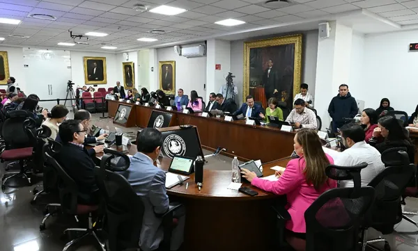 Con 27 votos a favor, diputados locales de Hidalgo avalaron los límites constitucionales a los salarios de la alta burocracia y el ajuste a las pensiones del sector público. Foto: Congreso de Hidalgo