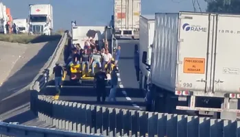 Un grupo de personas irrumpió el bloqueo que agricultores mantenían desde hace 30 horas en la caseta Tula 1, del Arco Norte.