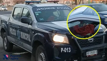 Elementos municipales de Zempoala fueron captados durmiendo, con cobijas, dentro de su unidad en la carretera México-Pachuca. Foto: Especial