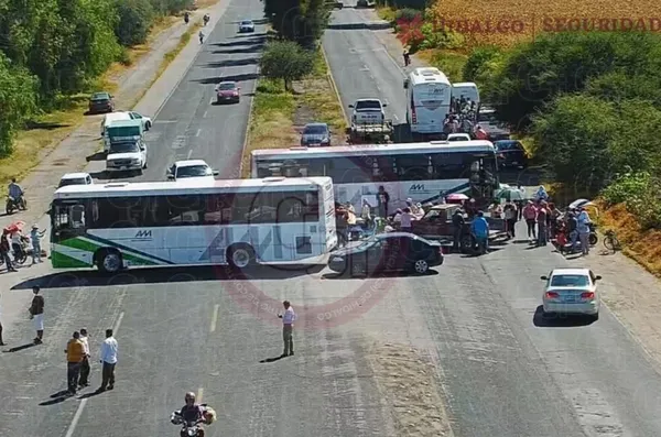 Bloqueo en carretera Actopan–Tula por falta de director en primaria de Francisco I. Madero