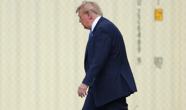 Donald Trump durante declaraciones sobre aranceles a productos canadienses.