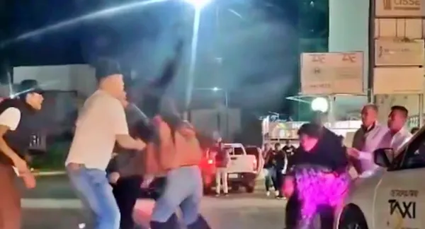 Riña entre jóvenes en Zona Plateada de Pachuca afuera del bar Cotorritos.