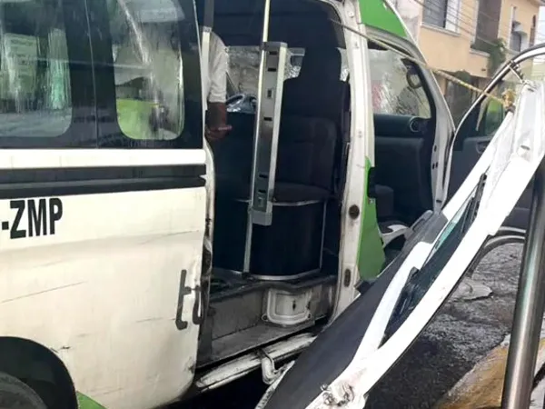Unidad de la ruta alimentadora del Tuzobús estacionada tras falla mecánica en Pachuca.