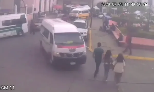 Unidades de emergencia brindaron atención médica a tres personas que fueron embestidas por una combi de la ruta 11 de Julio en el centro de Pachuca. Foto: Cortesía