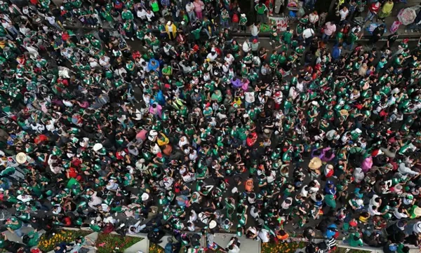 Más de un millón de aficionados abarrotaron las inmediaciones del Ángel de la Independencia; las aglomeraciones provocaron un saldo de dos personas fallecidas por asfixia. Foto: Gobierno de la CDMX
