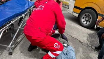 Combi de transporte público atropella a trabajador de Radio y Televisión de Hidalgo en el centro de Pachuca