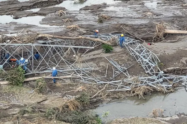 CFE restablece 85% del servicio eléctrico en Hidalgo y Veracruz con drones y helicópteros.