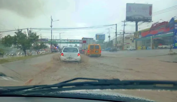 Calles anegadas en Pachuca por la fuerte lluvia de este lunes