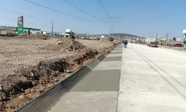 La rehabilitación del bulevar Las Torres se realizó en sólo un sentido, de la carretera Pachuca-Sahagún al bulevar Felipe Ángeles. El otro sentido continúa en grave situación, donde los baches complican seriamente la circulación. Foto: Archivo Sipdus