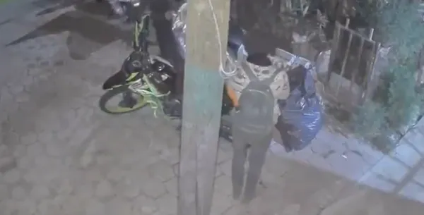 Una cámara de seguridad captó el momento cuando dos hombres intentan robarse una motocicleta en colonia Infonavit Venta Prieta, en Pachuca.