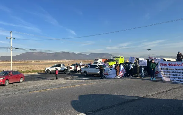 Caos vial en la autopista México-Pachuca por un bloqueo a la altura de Tizayuca. Familiares y amigos de Michell Yazel Ramos Castañeda exigen a las autoridades su localización tras una semana de su desaparición. El cierre afecta principalmente la dirección hacia la CDMX y el Estado de México.
