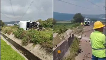 Elementos de emergencia abanderan la zona del accidente en la autopista Arco Norte, tramo Tula, donde el conductor de un autobús perdió la vida tras ser colisionado por un tráiler. Fotos: Cortesía