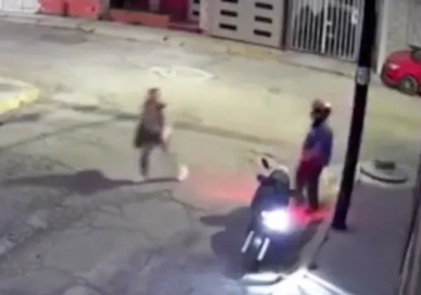 Captura de video de motociclista persiguiendo a mujer en fraccionamiento Geo Villas Pachuca.