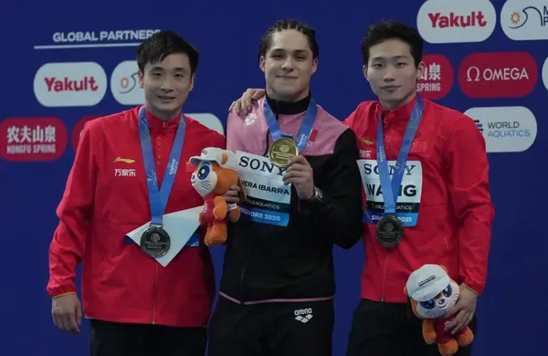 El mexicano Osmar Olvera logró la medalla de oro en la final de trampolín de 3 metros durante el Campeonato Mundial de Natación, en Singapur.