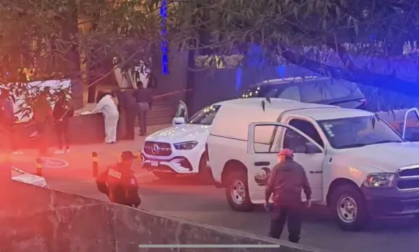 Perímetro acordonado por autoridades policiales tras el ataque donde un comando armado mata a 3 en la Sala del Despecho en Puebla.