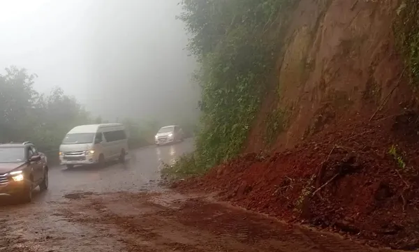 Este domingo 4 de octubre se registró un deslave en la carretera estatal Tenango–Metepec, a la altura de La Placa, que obstruyó uno de los carriles.