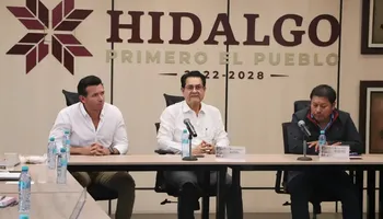 El secretario de Gobierno de Hidalgo, Guillermo Olivares Reyna, encabeza la mesa de diálogo con pobladores y comerciantes de Huautla sobre el programa Viviendas del Bienestar.