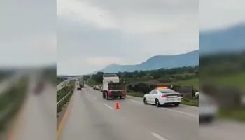 Elementos de la Guardia Civil resguardan el kilómetro 102+200 del Arco Norte, donde se realizan trabajos de traspaleo tras la volcadura de un tractocamión. Foto: Cortesía