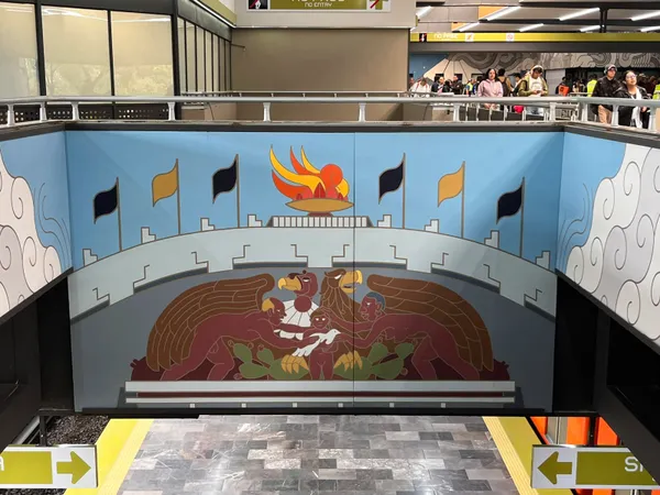 Murales artísticos de Jorge Rosano Gamboa en los pasillos de la renovada estación Metro Universidad.