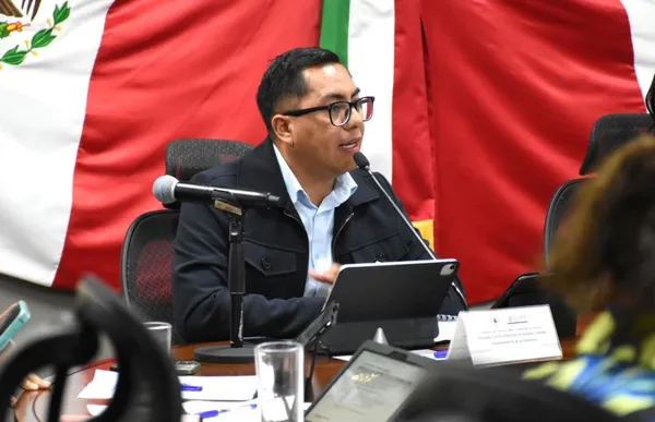 Diputado Alejandro Alcántara entrega víveres en Cardonal tras desvío de apoyo humanitario.