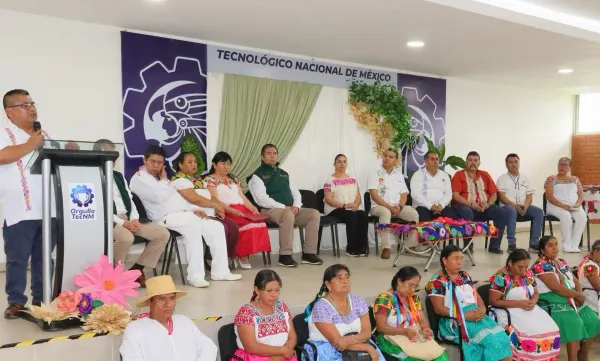 Integrantes de la SEPH y el CELCI durante la presentación del libro en lengua náhuatl "Palabras que no se lleva el viento" en el Instituto Tecnológico de Huejutla.