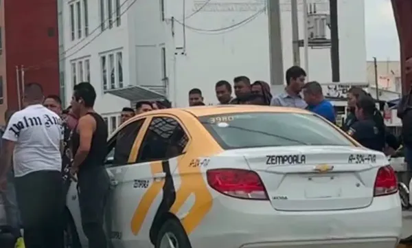 Dos taxis fueron enviados al corralón luego de que sus operadores riñeran este jueves 2 de julio sobre el bulevar Nuevo Hidalgo. Foto: Cortesía