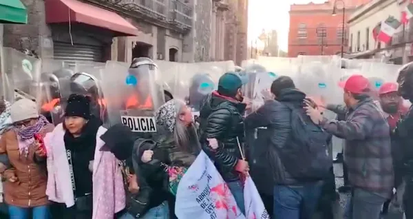 Granaderos retiraron a maestros de la CNTE del Zócalo donde pretendían instalar un plantón por 48 horas; después se fueron hacia la Cámara de Diputados.