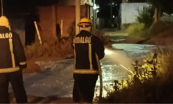 Elementos de Bomberos y Protección Civil acordonaron la calle Morelos en Xolostitla, Epazoyucan, tras controlar la fuga de hidrocarburo que obligó a evacuar seis viviendas.
