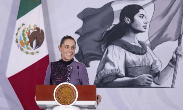La presidenta Claudia Sheinbaum Pardo en el Salón Tesorería durante la conferencia mañanera de este martes, donde planteó limitar la doble nacionalidad a gobernantes y titulares del Ejecutivo.
