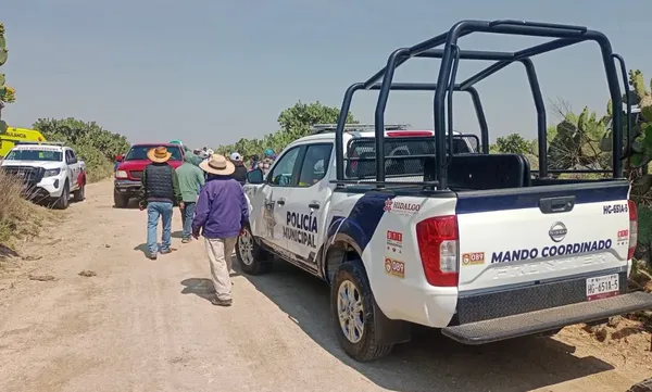Autoridades y servicios de emergencia laboraron en el camino a Jalapilla tras la explosión de pirotecnia que dejó víctimas fatales en los límites de Epazoyucan. Foto: Cortesía