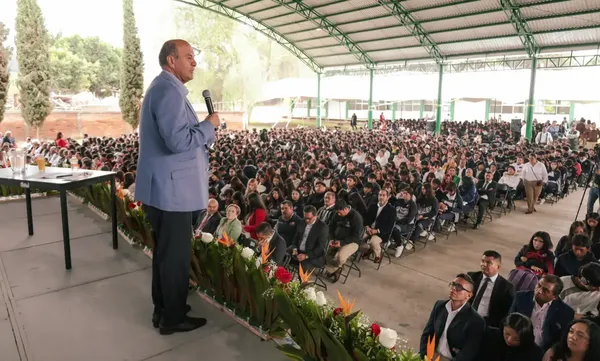 El secretario de Educación Pública de Hidalgo, Natividad Castrejón Valdez, durante el acto conmemorativo por los 50 años del CBTA No. 67 en Ixmiquilpan.
