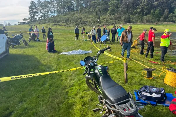 Operativo de rescate en Singuilucan, Hidalgo, tras la muerte por ahogamiento de un padre y su hija en un jagüey.