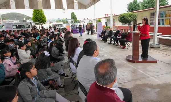 Autoridades educativas e interinstitucionales del estado de Hidalgo durante la segunda Jornada Nacional de Concientización contra el Abuso Sexual y Maltrato Infantil en la Primaria José Vasconcelos de Mineral de la Reforma.