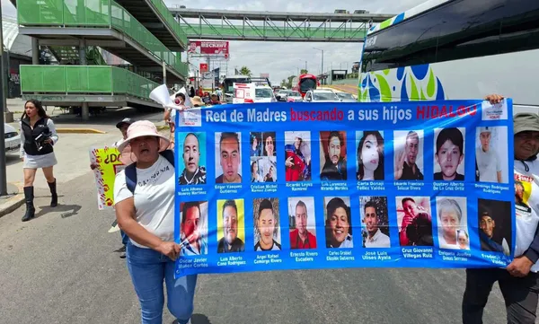 Integrantes de la Red de Madres Buscando a sus Hijos marcharon del Camino a Téllez, en Zempoala, hacia la Subprocuraduría de Hidalgo en Pachuca, portando las imágenes de sus familiares desaparecidos para exigir mayor presupuesto e investigadores. Foto: Cortesía