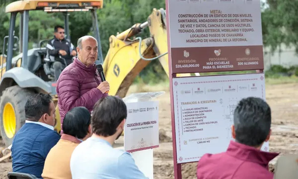 El secretario de Educación Pública de Hidalgo, Natividad Castrejón Valdez, junto al edil de Mineral de la Reforma, Eduardo Medécigo Rubio, y autoridades educativas durante la colocación de la primera piedra del Bachillerato Nacional “Margarita Maza”.