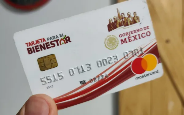 Personas adultas mayores en fila para trámites del Banco del Bienestar tras extravío de tarjetas.