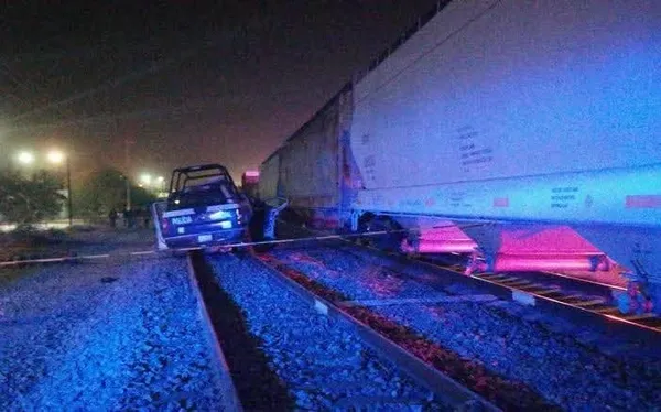 Un presunto asaltante murió tras intentar descarrilar un tren en Nopala de Villagrán, mientras que otro resultó lesionado.