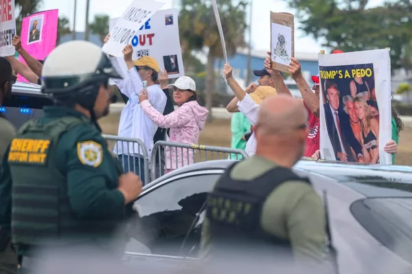 Manifestantes denuncian a los cómplises de Jeffrey Epstein.