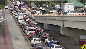 Infografía con el ranking de las ocho ciudades de México donde más horas se pierden en el tráfico al año, con Ciudad de México en primer lugar con 211 horas y Pachuca en cuarto con 164