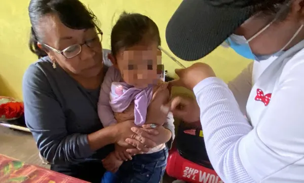 Personal de salud aplica la dosis contra el sarampión a una menor de edad en Hidalgo. Ante la detección de casos en la entidad, las autoridades instan a completar esquemas para lograr la inmunidad de rebaño y proteger a los más vulnerables. Foto: SSH