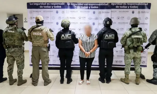 La Fiscalía de Morelos ejecutó una orden de aprehensión contra la síndica Karla “N” por su presunta participación en el ataque armado donde murieron tres personas durante la transmisión del partido México-Ecuador, en Yautepec.