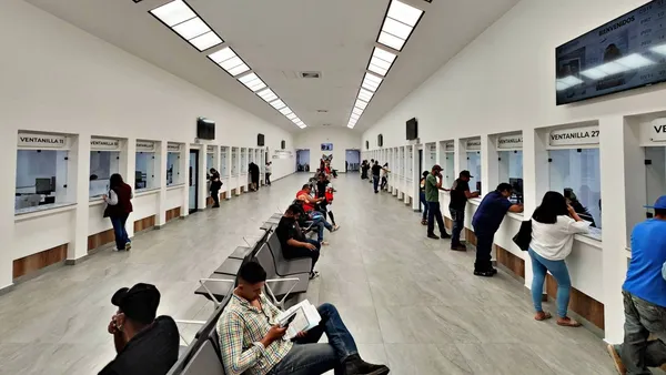 Fila de automóviles en módulo de atención vehicular de Hidalgo.