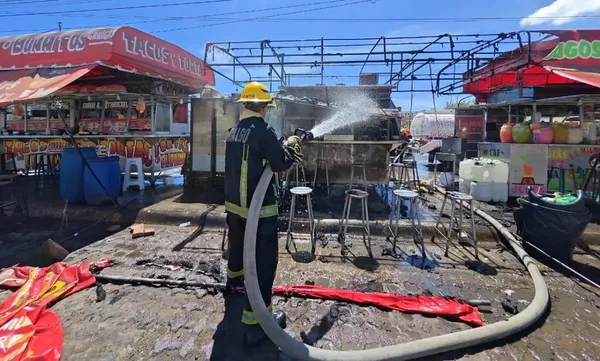 Bomberos de la Secretaría de Seguridad Pública de Hidalgo (SSPH) atendieron el incendio que consumió en su totalidad un puesto de tacos borrachos ubicado sobre la banqueta de Plaza del Valle, en Pachuca. Foto: SSPH